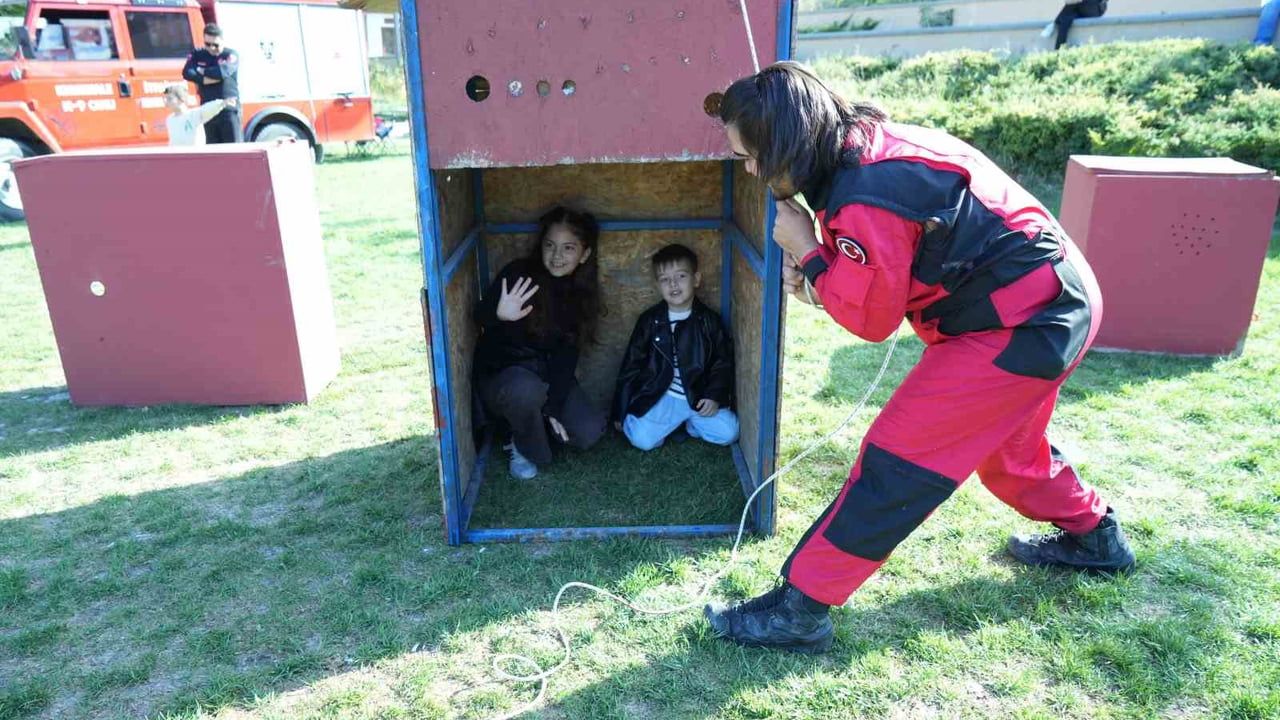 K9'lar parkta yeteneklerini gösterdi: saklanan çocuklar saniyeler içinde bulundu