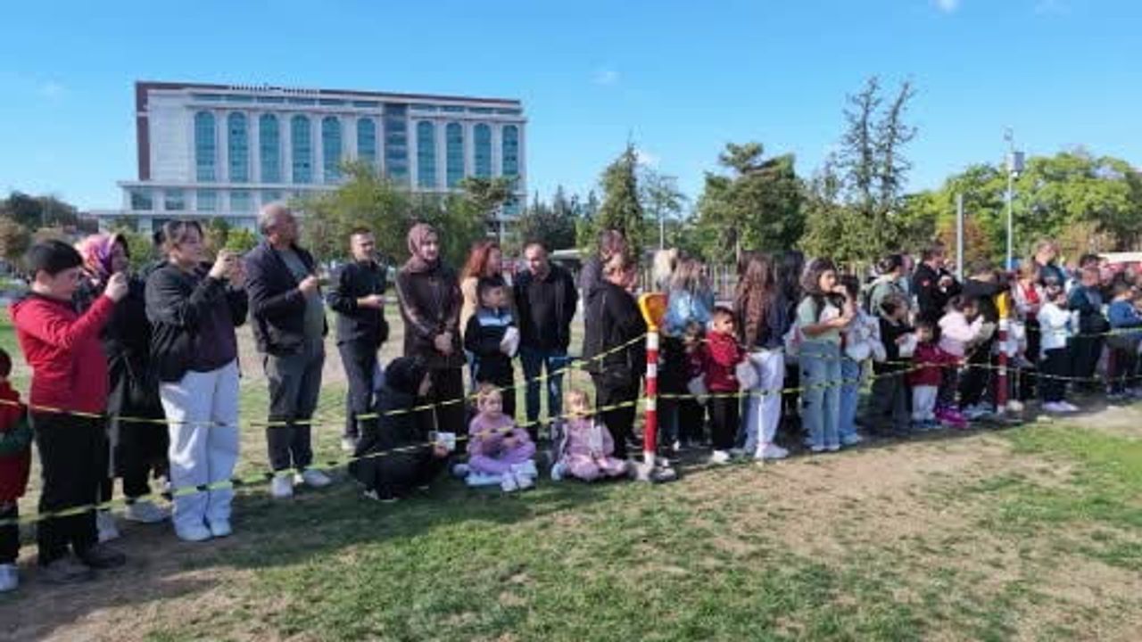 K9 timleri gösteride saklanan çocukları saniyeler içinde buldu