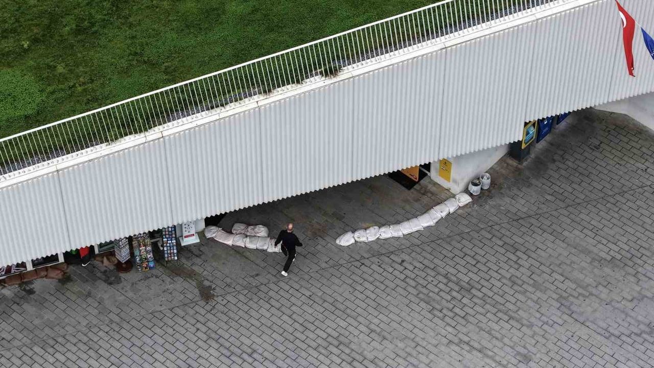 Kabataş transfer merkezinde çuvallarla sel bariyeri kuruldu