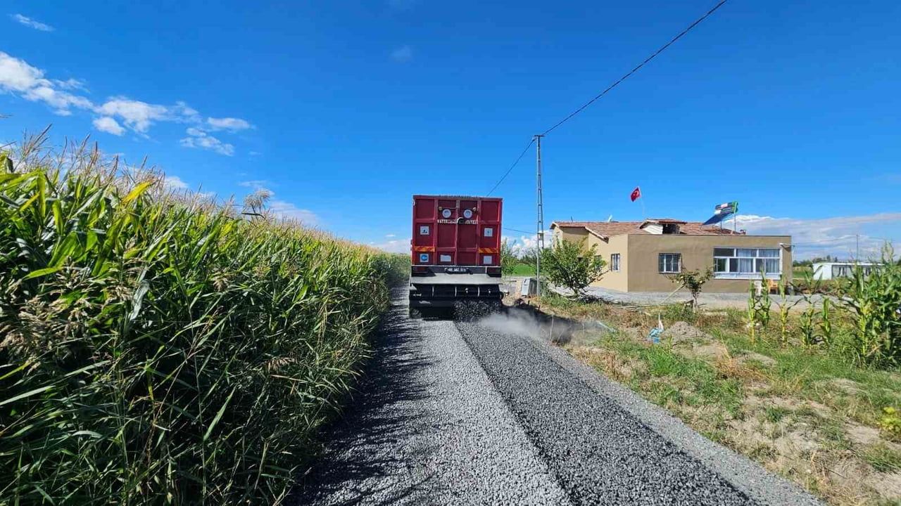 Kadıçayırı’nda 4 kilometrelik yol ikinci kat sathi asfaltla güçlendi