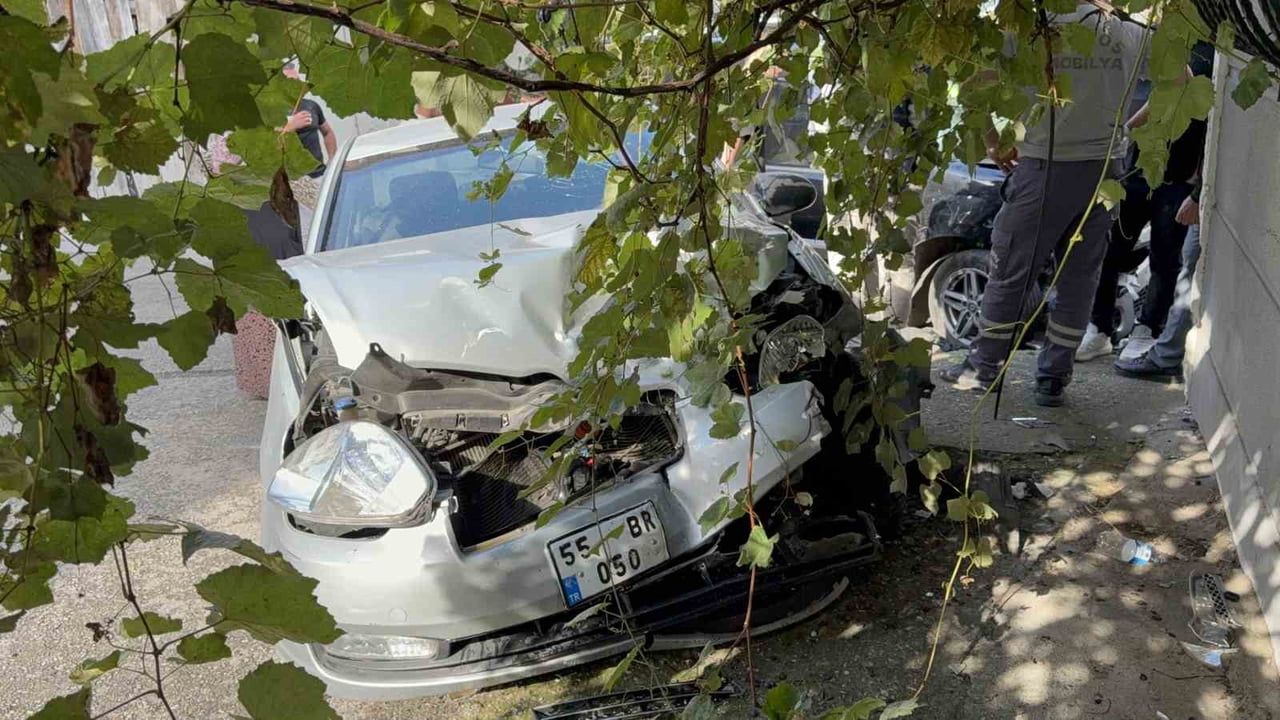 Kadifekale'de dört aracın karıştığı zincirleme kaza hasar bıraktı