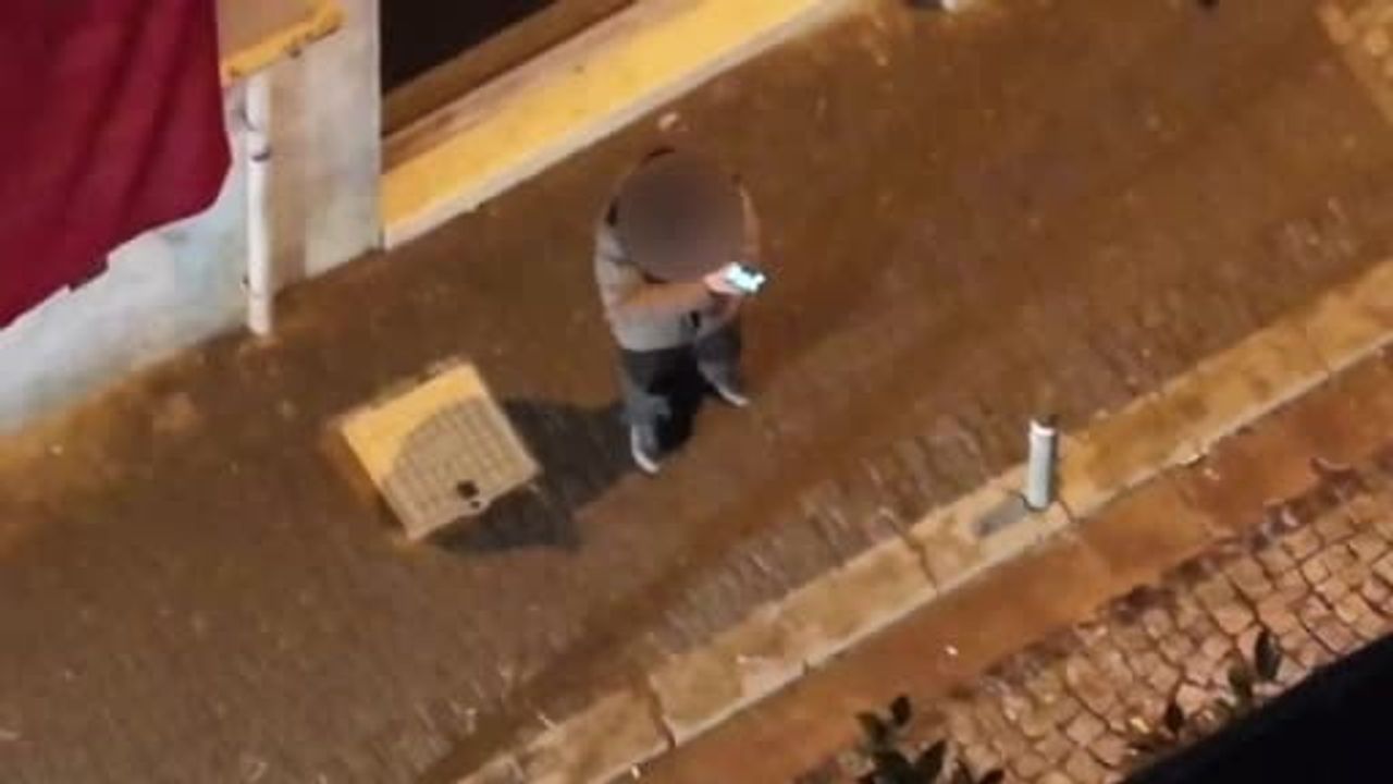 Kadıköy'de dronla izlenen araçta satışa hazır paketlerle iki kişi yakalandı
