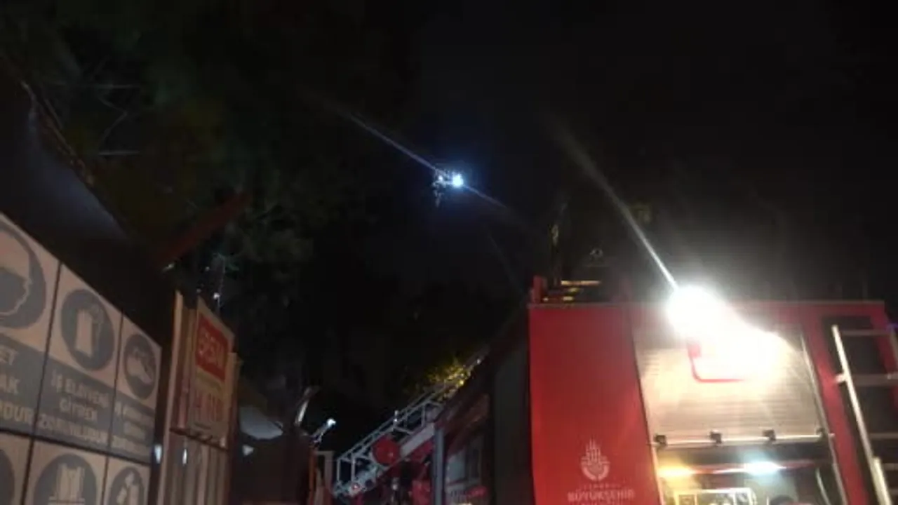 Kadıköy'de gece çıkan yangın metruk üç katlı köşkü kullanılamaz bıraktı