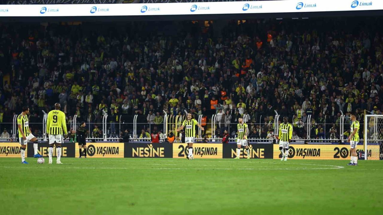 Kadıköy'de güven sarsıldı: Fenerbahçe evinde Göztepe'ye 2-1 yenildi