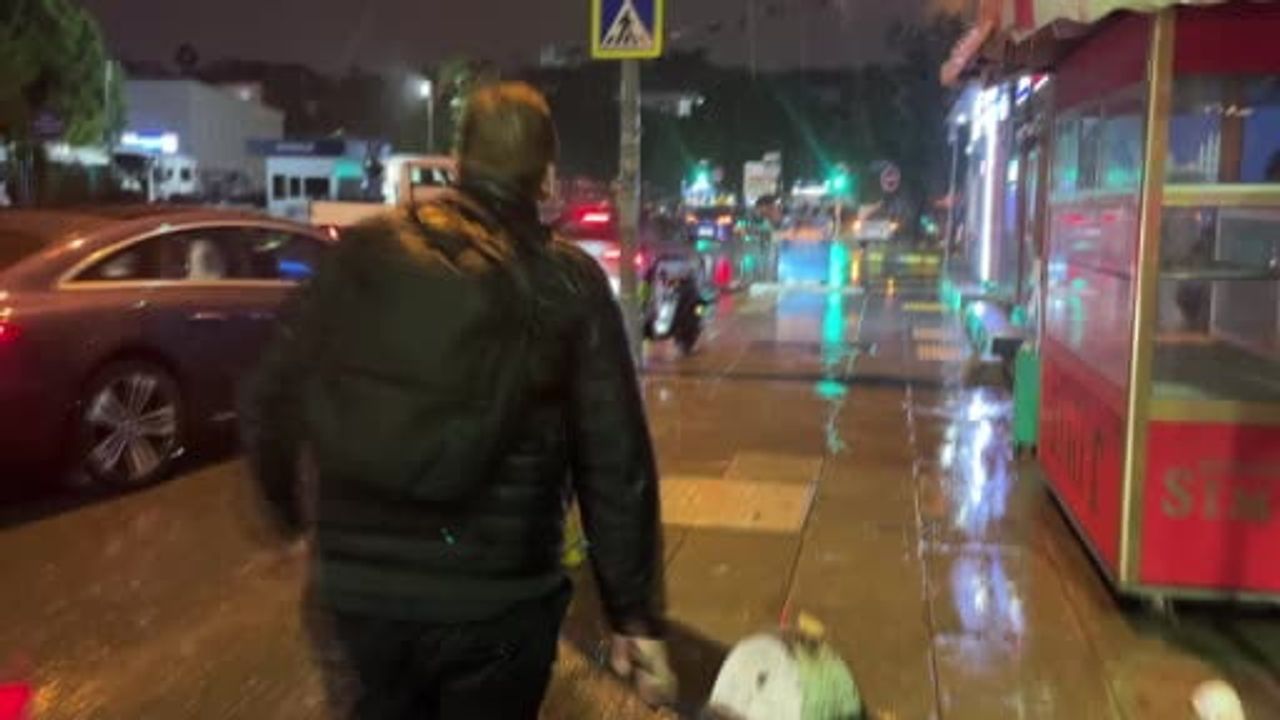 Kadıköy'de sağanak ve rüzgar hayatı aksattı