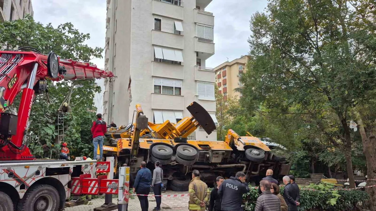 Kadıköy'de vinç devrilerek 11 katlı binanın girişinde hasar oluştu