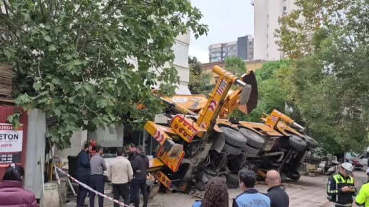 Kadıköy Göztepe'de devrilen vinç 11 katlı binanın girişinde hasar bıraktı