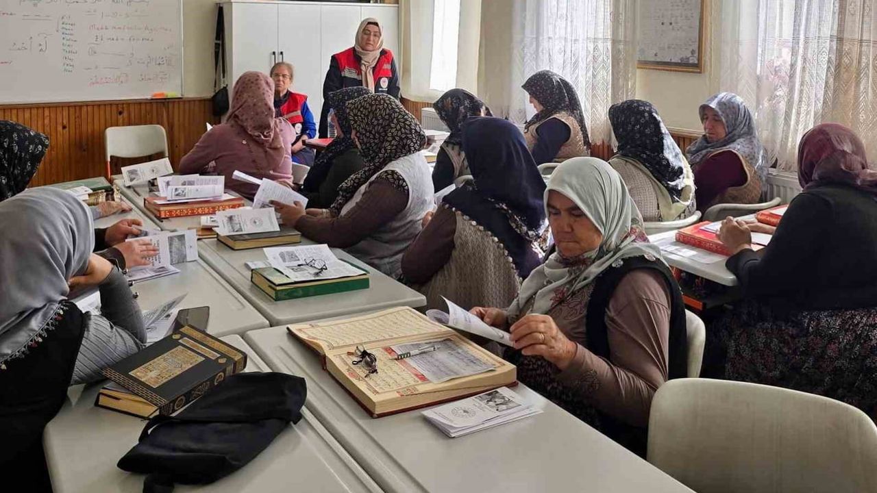 Kadın çiftçilere hayvan kaynaklı hastalıklardan korunma eğitimi verildi