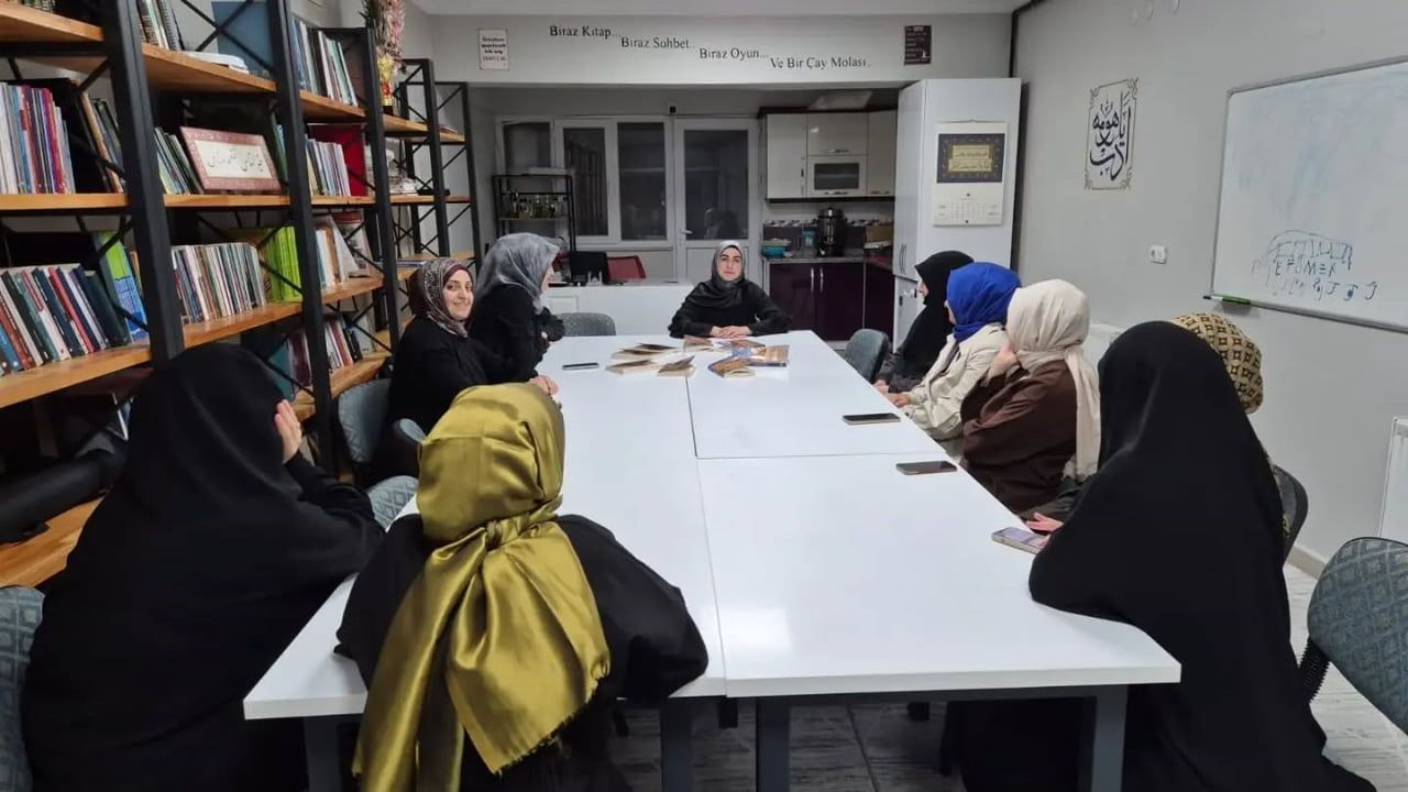 Kadınlar Bayburt'ta kitapla bir araya gelerek aile ve değerlere odaklandı