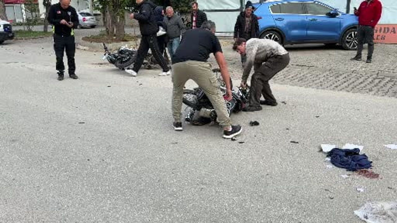 Kafa kafaya çarpışan motosiklet sürücüleri ambulansla hastaneye kaldırıldı