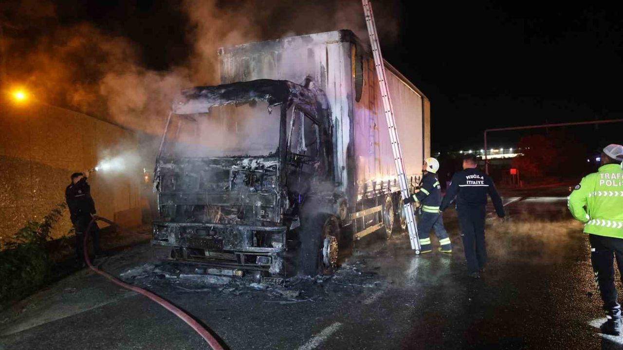 kafaca kavşağında motor bölümündeki yangın su yüklü kamyonun önünü kullanılamaz hale getirdi