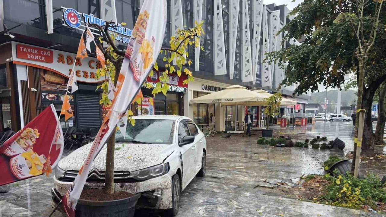 Kafenin açık alanına giren araç, kadının saniyelerle kurtulduğu anlar kamerada