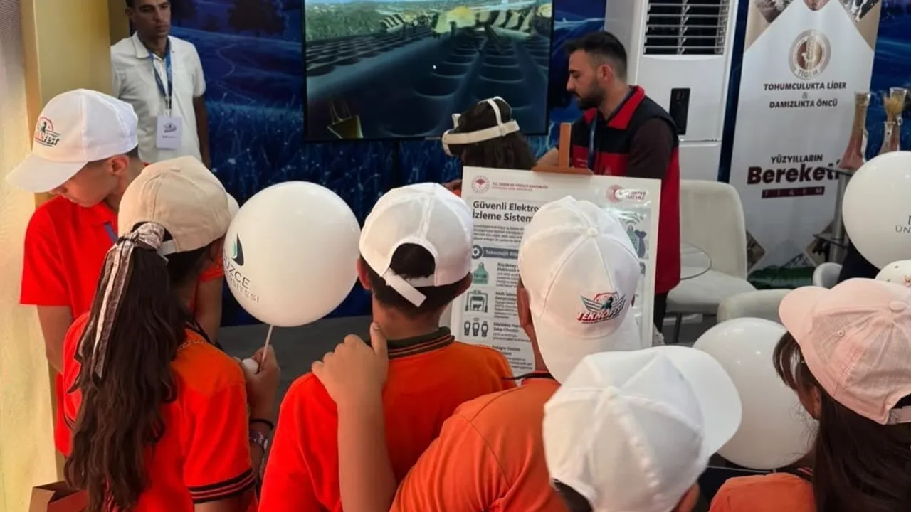 Kafkas arısı TEKNOFEST'te kovanı sanal gerçeklikle gezdiriyor