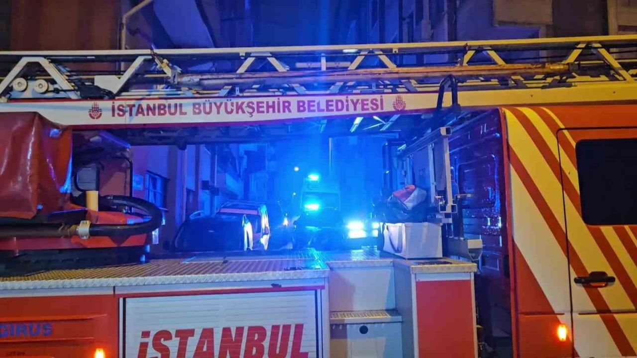 Kağıthane'de gece yarısı çatı yangını: bina tahliye edildi