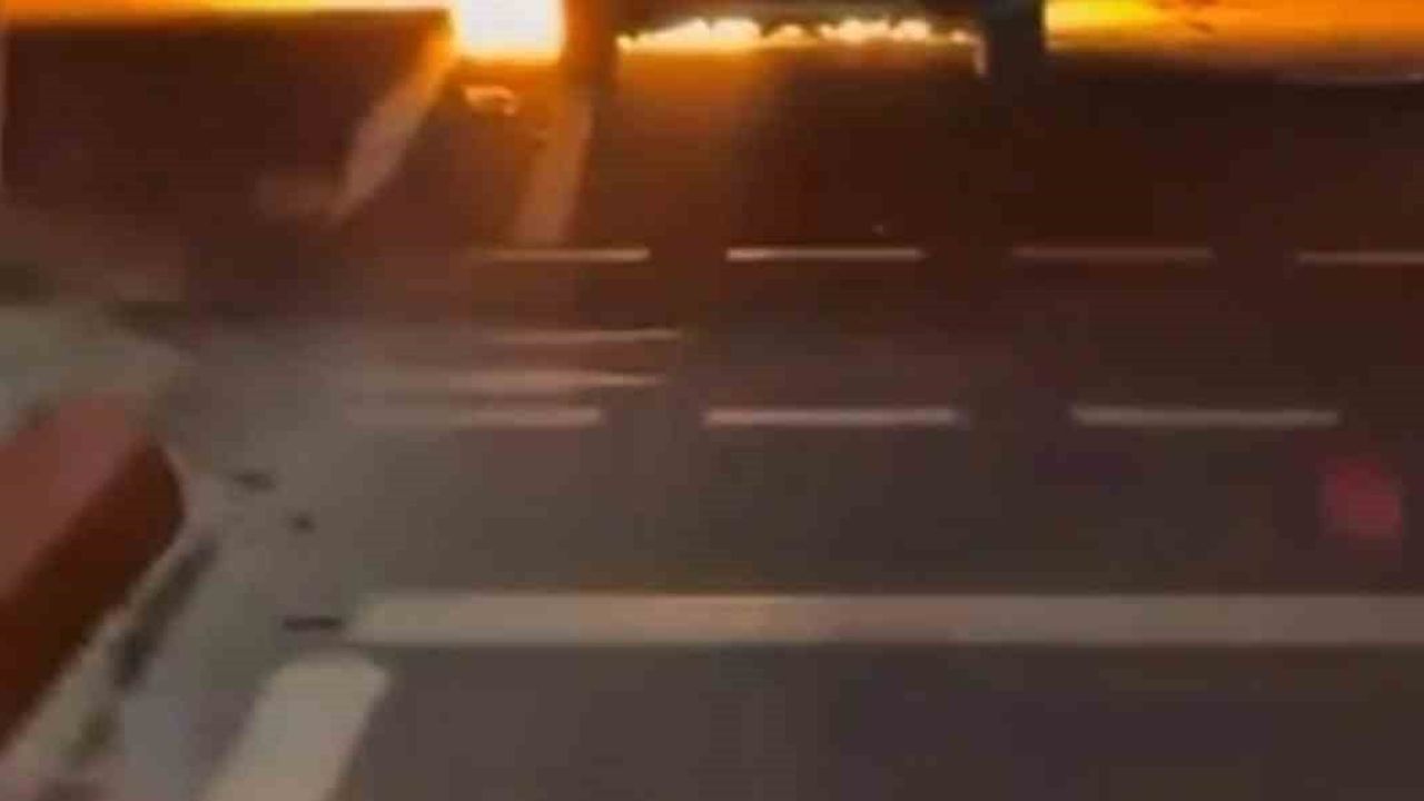 Kağıthane'de motor alevleri arabayı kullanılmaz bıraktı