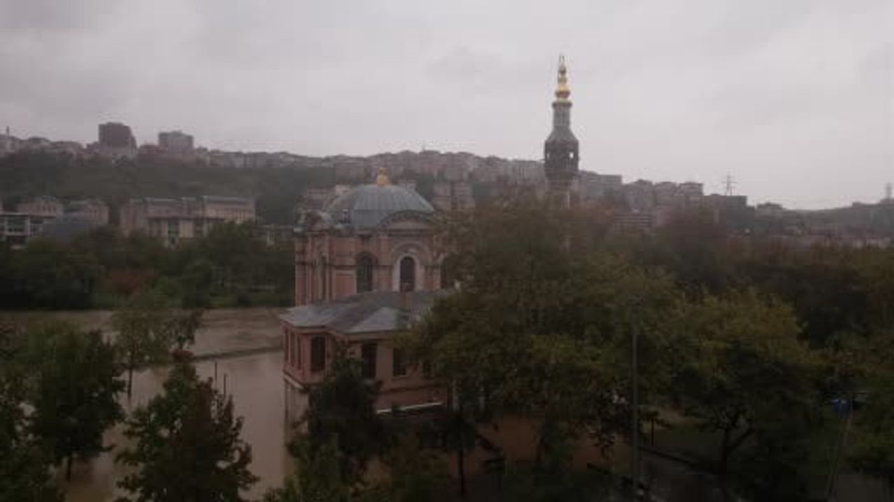 Kağıthane deresi taşkını Sadabad bahçesini ve tarihi camiyi göle çevirdi