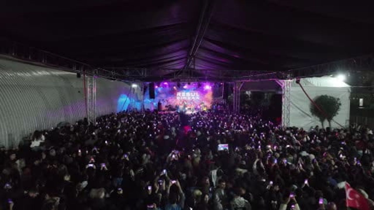 Kağıthaneliler 29 ekimi yağmura rağmen konserle kutladı