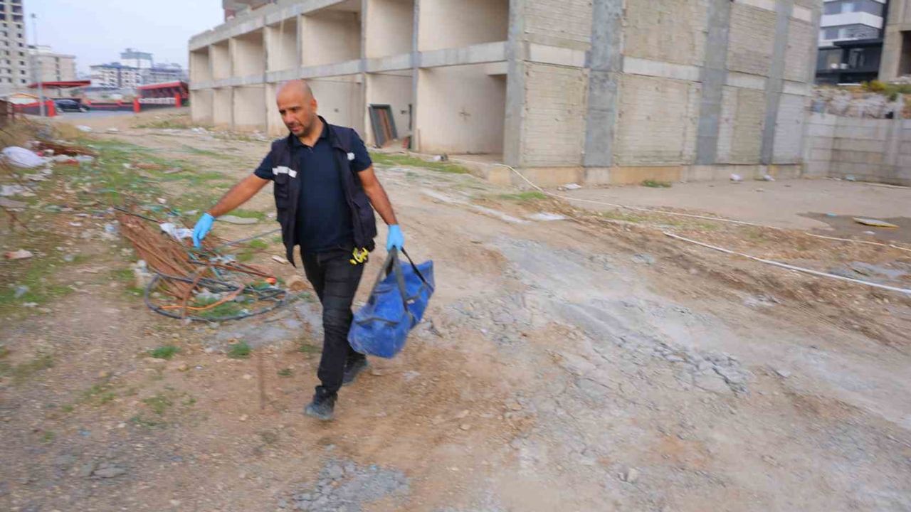 Kahramanmaraş'ta kimliği belirsiz erkek cesedi inşaat önünde bulundu