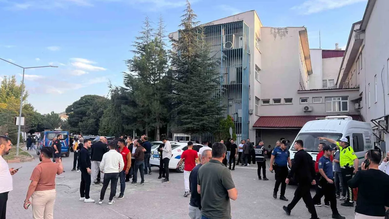 Kahramanmaraş'ta milletvekili konvoyunda kaza: 1 ölü, 7 yaralı