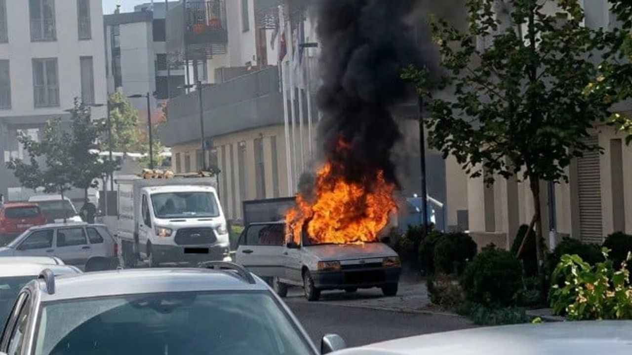 Kahramanmaraş'ta park halindeki otomobilin motoru alev aldı, itfaiye müdahale etti