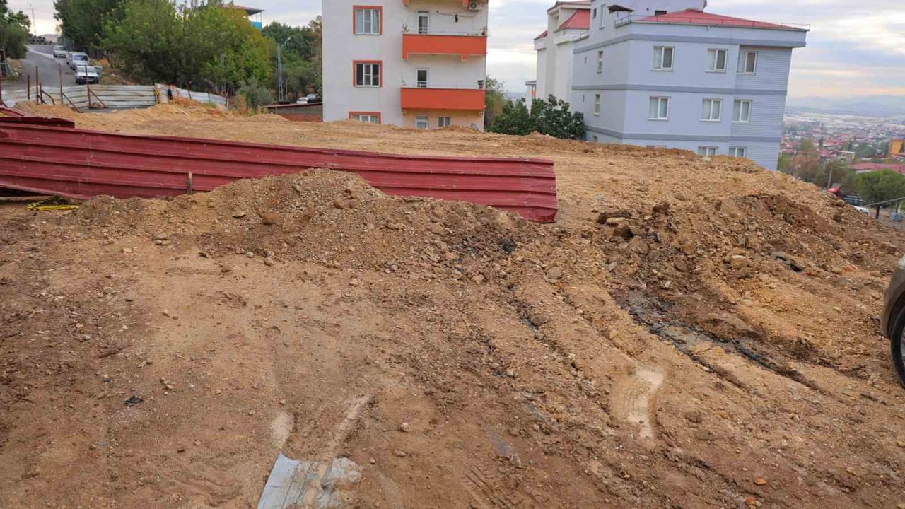 Kahramanmaraş'ta temel kazısı sonrası çöken yol toprakla dolduruldu