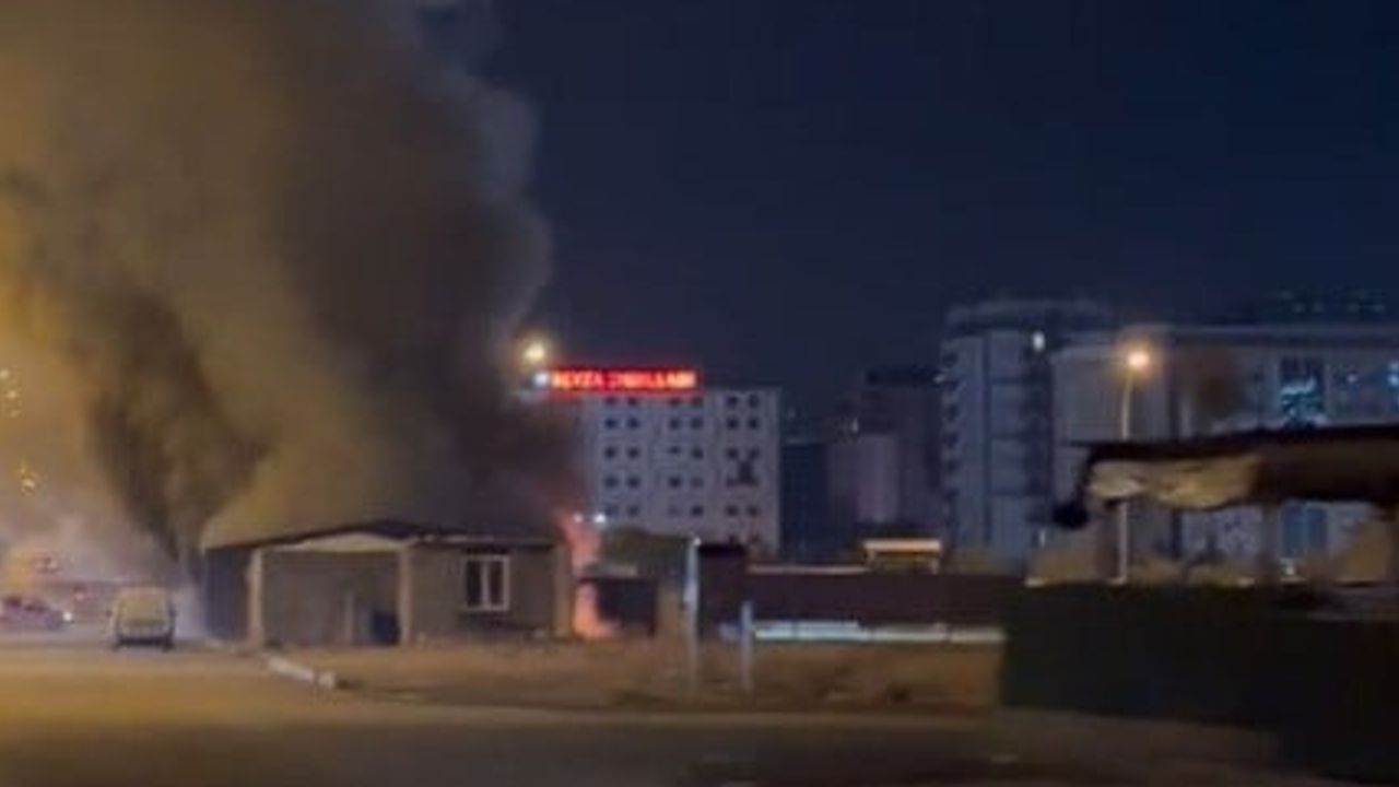 Kahramanmaraş'ta Üngüt Mahallesi'nde iş yeri yangını maddi hasar bıraktı