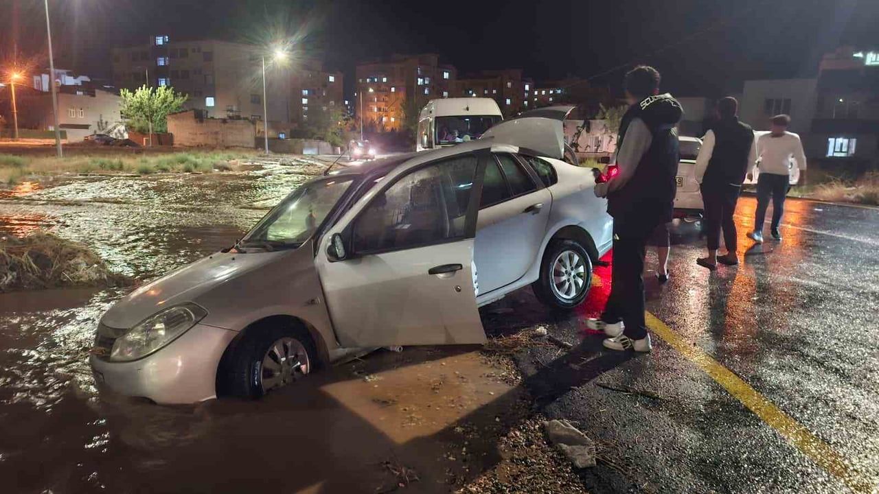 Kahta'da cadde göle döndü, otomobil yol ortasında mahsur kaldı