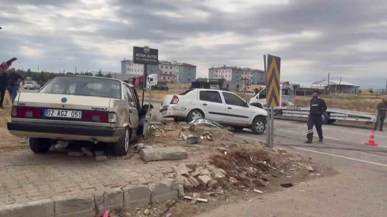 Kahta'da iki otomobilin çarpışması: beş kişi yaralandı