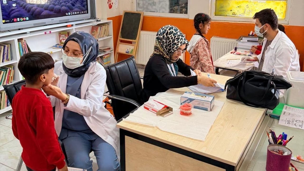 Kâhta'da küçüklere ağız sağlığı alışkanlığı aşılanıyor