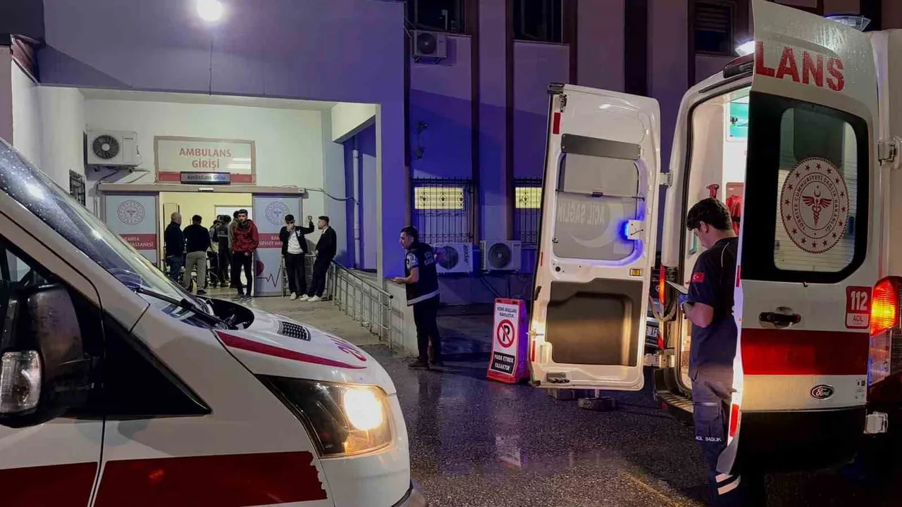 Kahta'da şantiye yolunda çarpışma: elektrik işçilerinden biri ağır yaralandı