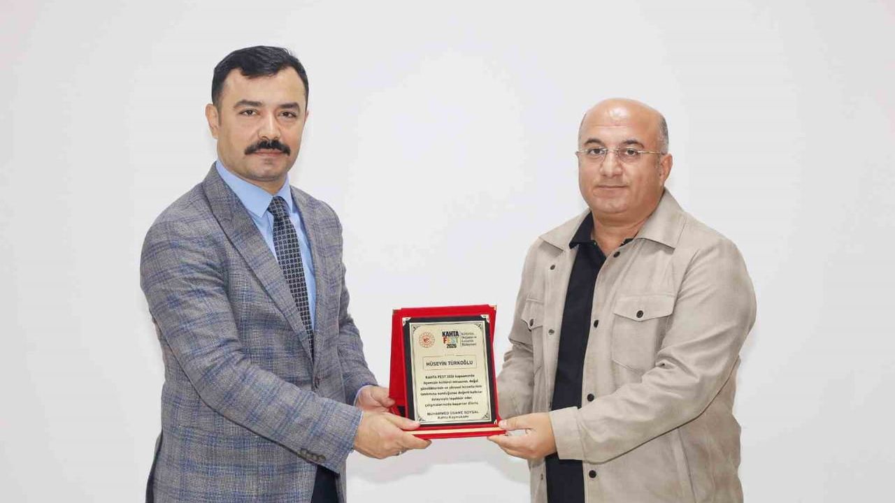 Kahta kaymakamı festival tanıtımına katkı sunan İHA muhabirine plaket verdi