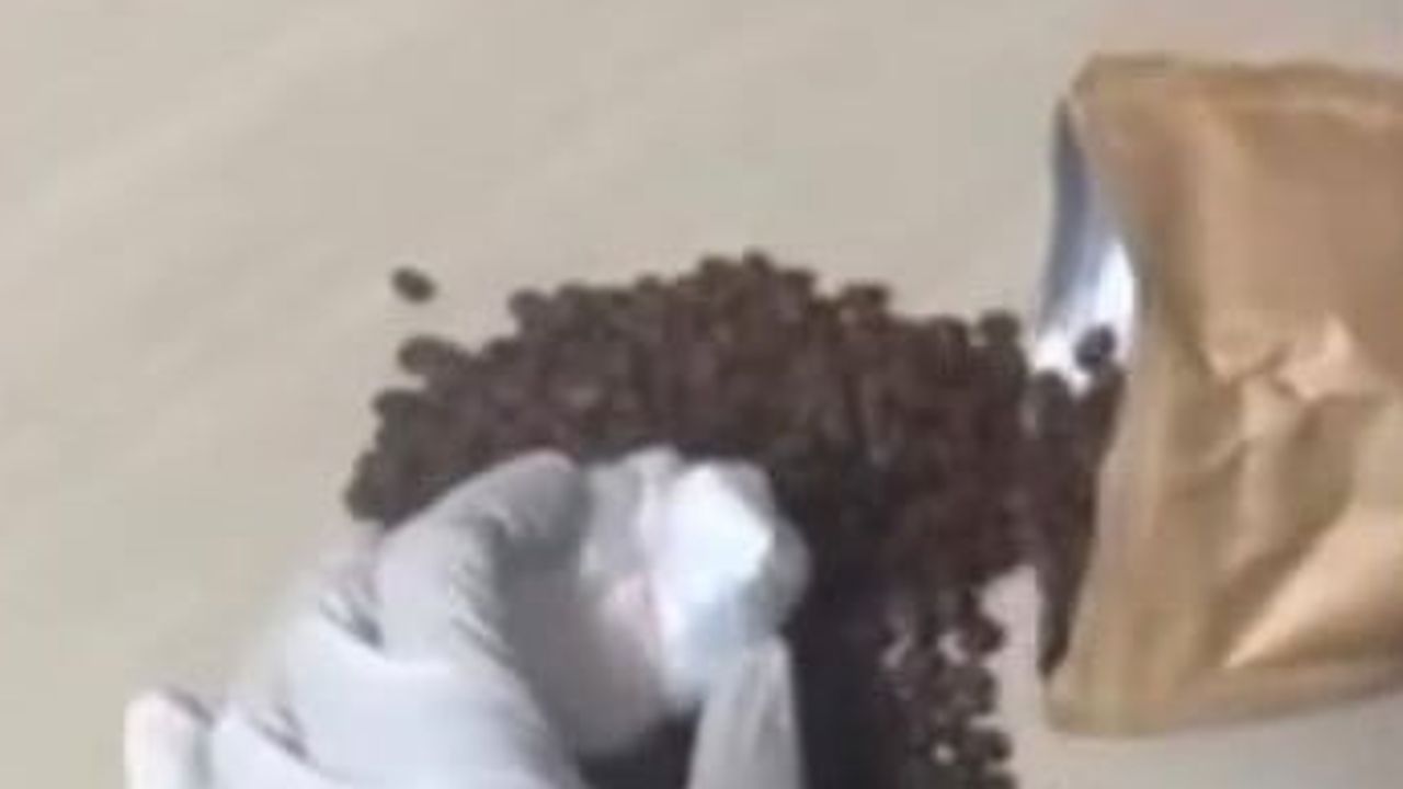 Kahve paketlerine gizlenen kokain nedeniyle üç kişi cezaevine gönderildi