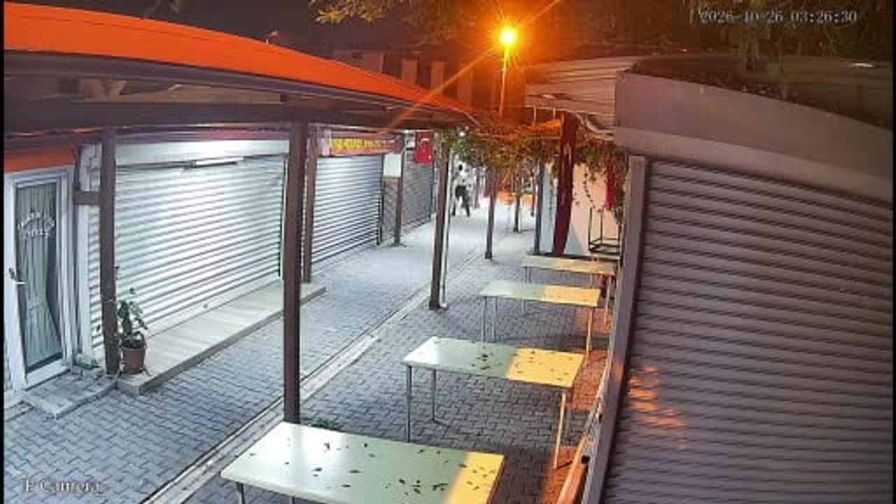 Kaldırım taşıyla banka camını kırdı, arama yaptı ama eli boş döndü