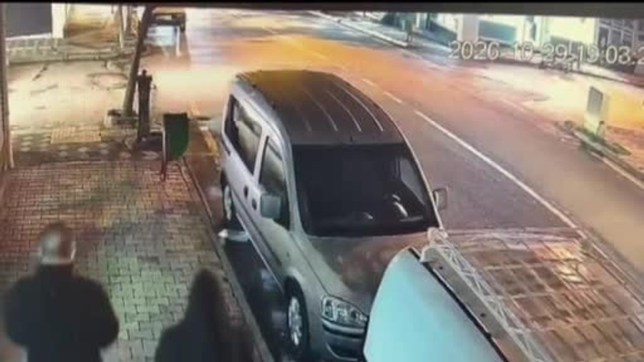 Kaldırıma çıkan araç iş yerinin vitrinine çarptı: Kahta'da iki kişi yaralandı