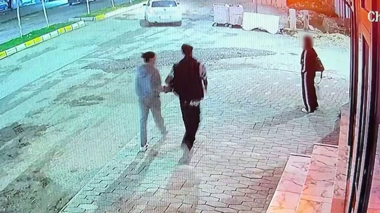 Kaldırımda yemek yiyen kediye taşla vurdu, anlar kameralarda