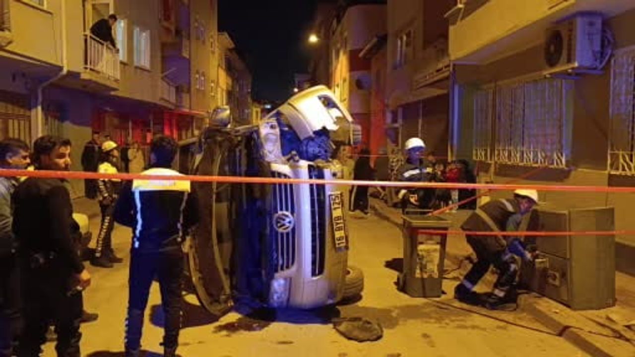 Kaldırımdaki elektrik panosuna çarpan minibüs devrildi, sürücü olay yerinden kaçtı