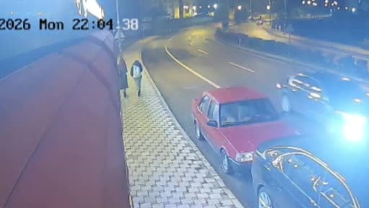 kaldırımdaki öğrenciye çarpan otomobilde 4 kişi yaralandı