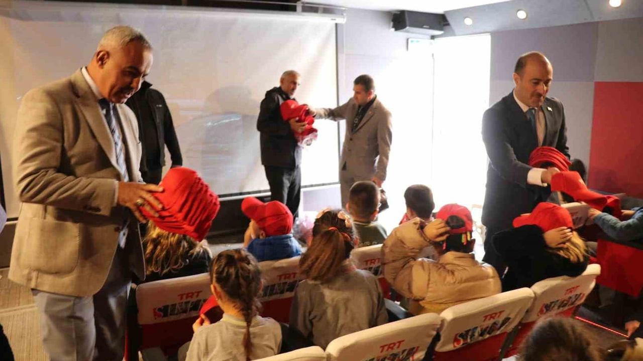 Kale Meydanı'nda 650 öğrenciye TRT mobil sinema şöleni
