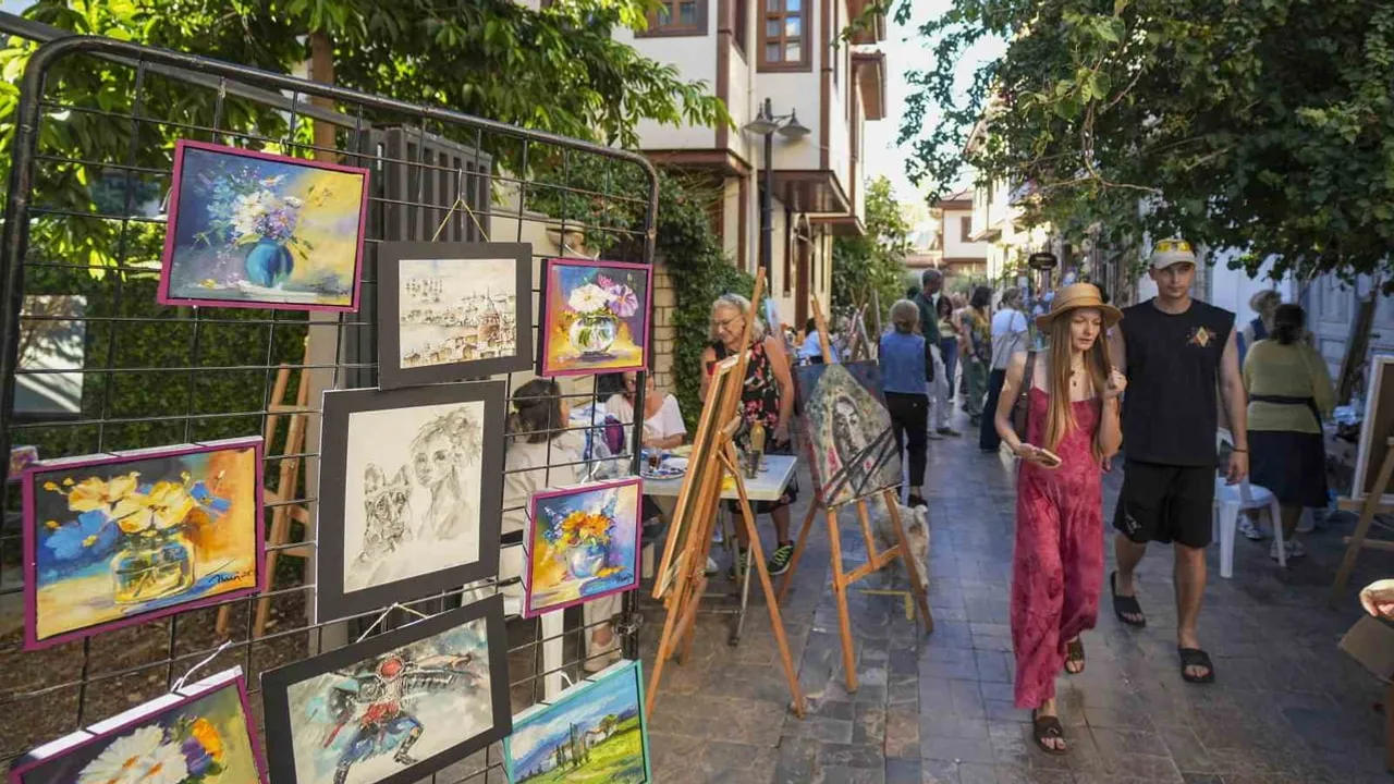 Kaleiçi'nde geçmiş ve günümüz sanatla buluştu