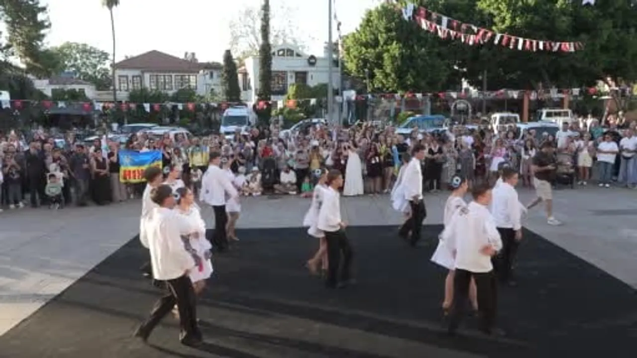 Kaleiçi'nde renkli şölen: 15 ülkeden kortej ve konser coşkusu