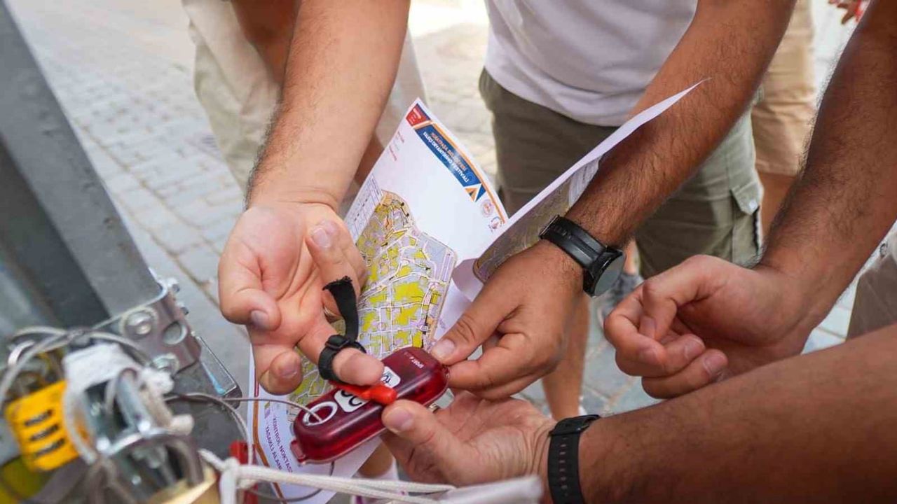 Kaleiçi'nin labirent sokaklarında harita ve keşif yarıştı