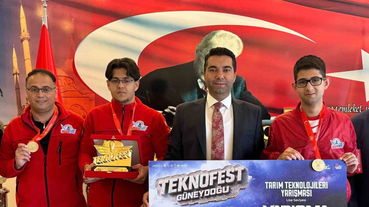 Kaman'da Demirci, yapay zekâyla arı biti tespit eden öğrencileri kabul etti