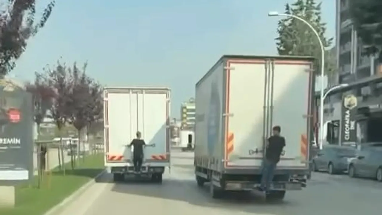 Kamyon arkasına tutunmak hayatı riske attı: Bursa'da gençlerin tehlikeli yolculuğu