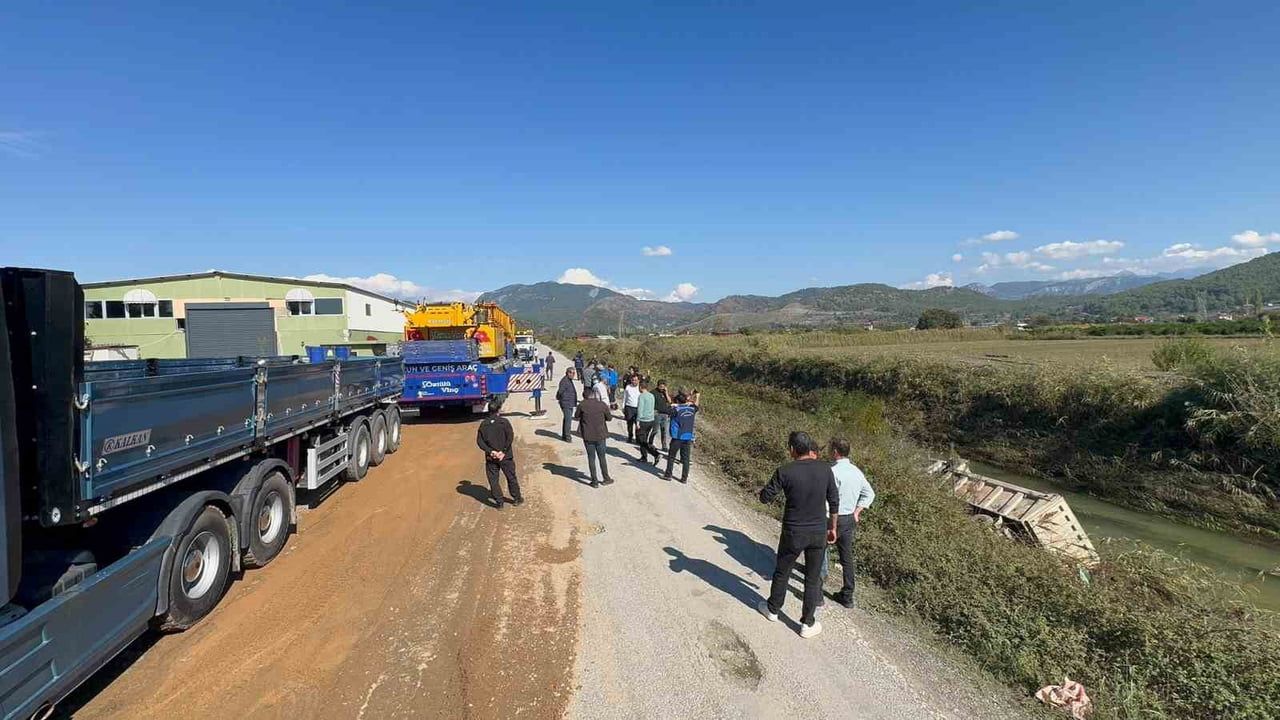 Kamyon ıslah çalışmasında Tersakan Çayı'na devrildi