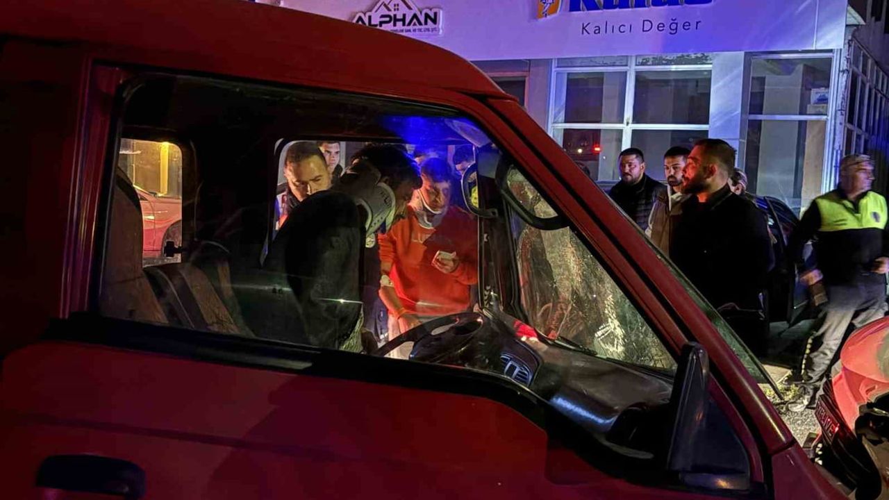 Kamyonetle pikap kafa kafaya çarpıştı: sürücü sıkıştı, oğlu da yaralandı