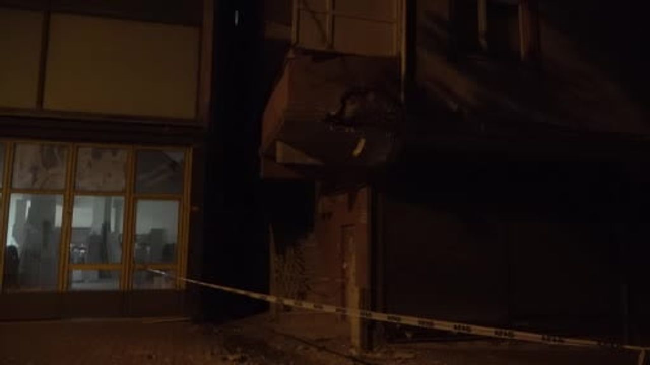 Kamyonun sürtmesiyle hasar gören bina Ataşehir'de boşaltıldı ve mühürlendi