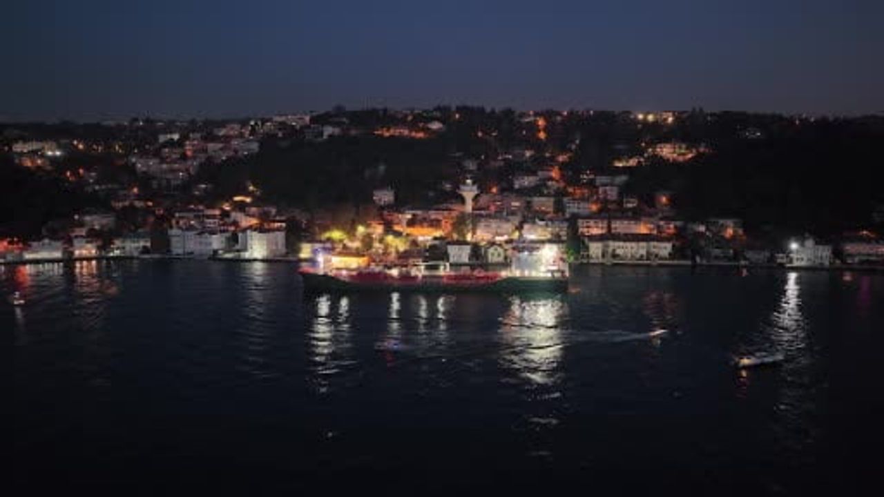 Kanlıca açıklarında kimyasal tanker demir atarak karaya oturmaktan kurtuldu