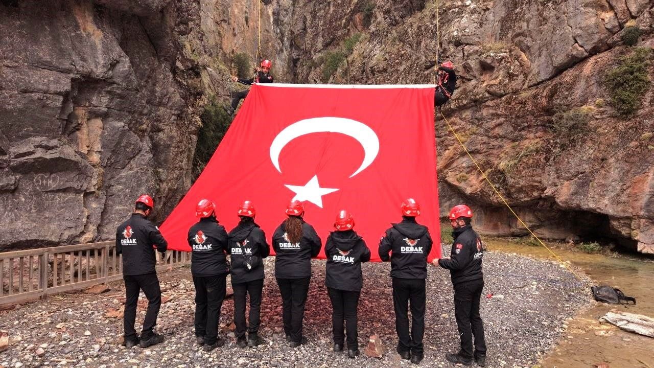 Kanyonun zirvesinde 29 ekim heyecanı: DEBAK 75 metreden dev Türk bayrağı açtı