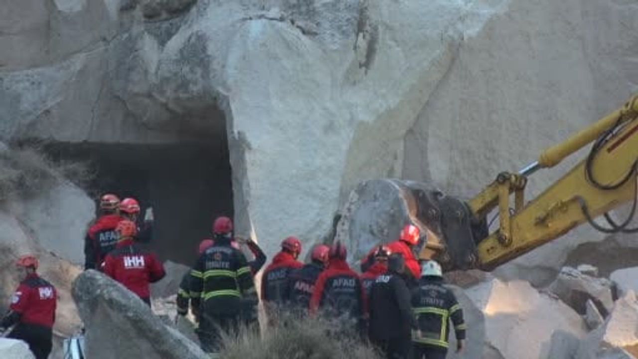 Kapadokya’da çöken peribacasının enkazında süren kurtarma çalışmaları