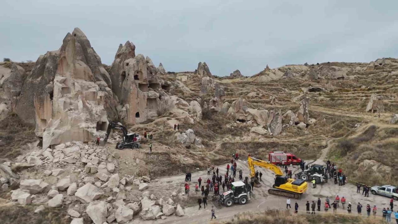 Kapadokya'da Göreme Açık Hava Müzesi önünde peribacası çöktü, arama kurtarma sürüyor
